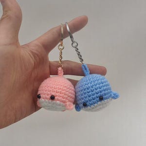 小さなかぎ針編みのクジラのキーホルダー、ハンドメイドウールのかぎ針編みのキーホルダー、バッグチャーム、卒業祝い、記念日の贈り物、車のチャーム、バッグ用キーホルダー