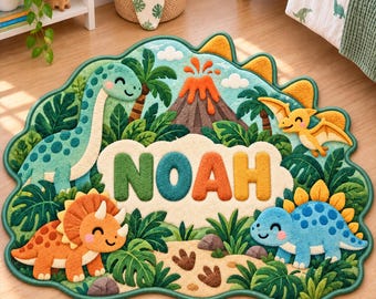 Könnte beinhalten: Ein geformter Teppich mit einer prähistorischen Dschungelszene, die einen grünen Langhalsdinosaurier, einen orangefarbenen Triceratops, einen blauen Stegosaurus und einen gelben Pterodaktylus zeigt. In der Mitte steht der Name NOAH in großen, strukturierten Buchstaben.