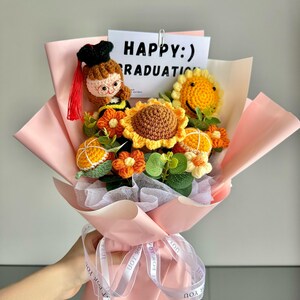 Handgemachter gehäkelter Abschluss-Blumenstrauß, gestrickter graduierter Plüsch, Kinder Geschenk, High School, College UK / US-kundenspezifisches Geschenk, Freund, ewiges Blumenandenken