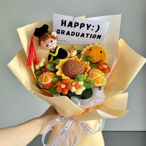 Handgefertigter gehäkelter Abschluss-Blumenstrauß mit gestricktem graduierten Plüsch, Kindergeschenk, Sonnenblumen, Kundenspezifisches Geschenk UK / US für graduierten, ewiges Blumenandenken