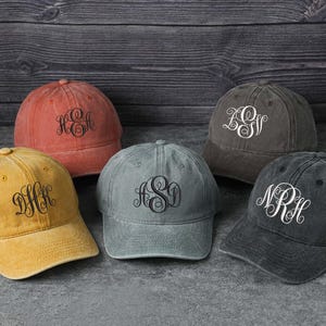 Broderad monogramkeps, personlig broderad initialkeps, present till henne och honom, möhippa/födelsedagsfesthatt