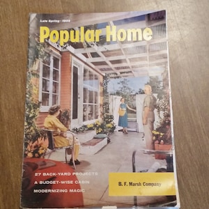 Puede incluir: Una portada de revista vintage para Popular Home, con una foto de un patio de una casa con una pareja y una mujer sentada en una silla. El texto de la portada de la revista dice "Late Spring 1956", "Popular Home", "27 Back-Yard Projects", "A Budget-Wise Cabin", "Modernizing Magic", y "B. F. Marsh Company".