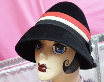Vintage Red PEACHBLOOM VELOUR Cloche Hat With Bow - Size 22  display picture 2