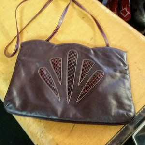 Vintage Geldbörse Burgund Leder Clutch oder Schultertasche w Schlange Haut Details 70er Jahre 80er Jahre Mode Zubehör Handtasche Disco Rock n Roll