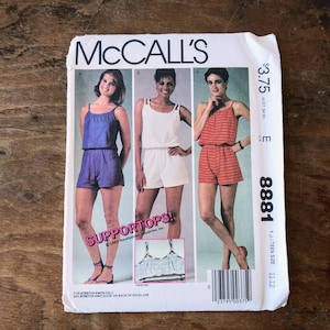 Puede incluir: Patrón de costura McCall's para un mono, número de patrón 8881, talla 11-12, solo para tejidos elásticos. El patrón muestra a tres mujeres con diferentes versiones del mono: una en azul, otra en blanco y otra en rojo y blanco a rayas. El patrón incluye instrucciones para un sujetador "Supportops".