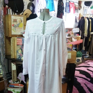 Vintage Nightgown Barbizon Pale Pastel Pink w Embroidered Flower Buds & Lace Trim 60's 70's Fashion Sleepwear Pajamas