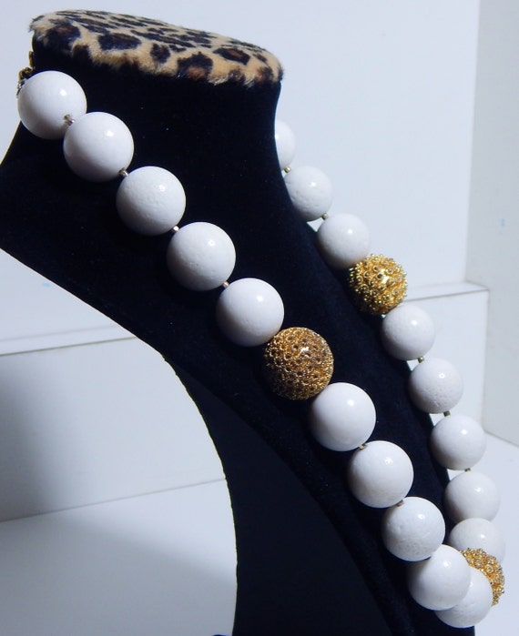 Vintage Necklace Gold and White Milk Glass Beaded… - image 3