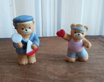 Kies uit Enesco Bears beeldjes 1985 Lucy & Me Sailboat Bear w Lollipop of 1984 Aerobic Heart Bear 80's Decor Cherished Teddies