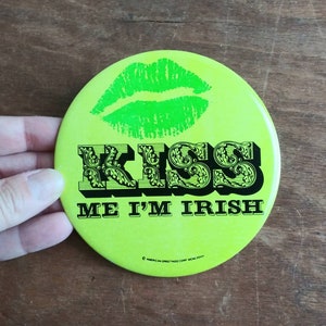 Large Green Vintage Pinback Kiss Me I&#39;m Irish with Lips Print 1978 American Greetings Hi Brows Pin 70&#39;s Fashion Accessory