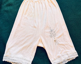 Vintage Ladies White Slip Shorts with Lace  Embroidered Flowers Lingerie Undergarment Pettipants Bloomers Size  Small
