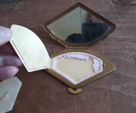Golden Vintage Wadsworth Fan Compact w Fan Push Lever… - Gem