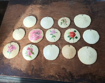 Dólares de arena vintage con rosas, amuletos de conchas marinas