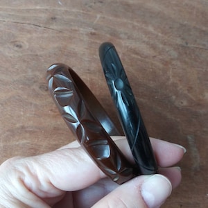 Vintage Bangle Bracelets Carved Black & Chocolate Brown Bakelite Celluloid Thick Plastic Bracelet Set 40&#39;s 50&#39;s Mid Century Fashion Jewelry