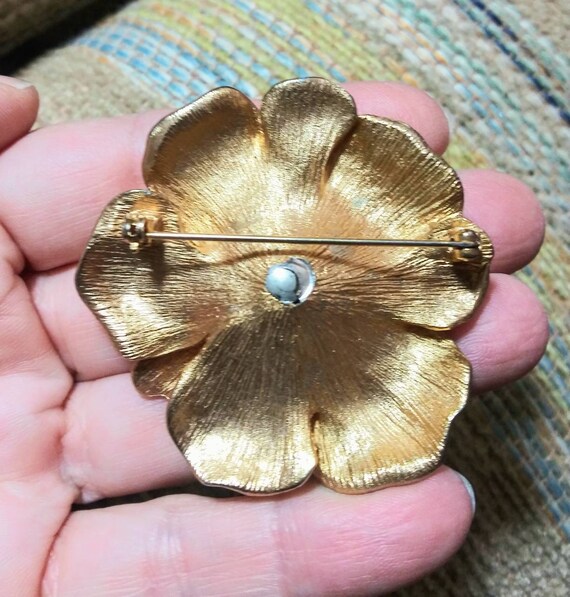 Vintage Brooch Brushed Yellow Gold Flower W Tiny Center
