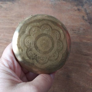 Vintage Compact Woolworth Made in USA Round Gold Etched Flower Design Powder Compact w Puff 40&#39;s 50&#39;s Mid Century Cosmetics Fashion Beauty