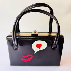 Bolso de mano vintage reciclado con asa superior de vinilo marrón, estilo retro pop art, labios rojos, corazón brillante, calcomanía que brilla en la oscuridad