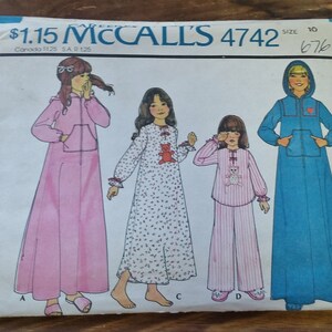 Vintage Pattern McCall&#39;s 4742 Girls Robe, Nightgown, Pajamas w Applique &#39;s 70&#39;s Fashion Sewing Ephemera Uncut Folded 1975 Cute Illustration