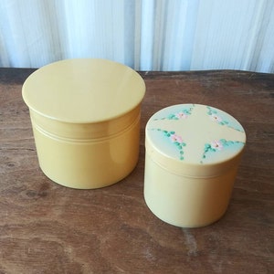 Vintage paar Französisch Elfenbein Gläser w Deckel Nistkästen ein bemalt E-Top rosa Blumen grün 20er Jahre 30er Jahre Mode Dekor Eitelkeit Shabby Chic