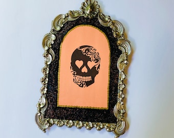 Marco reciclado de Halloween / Marco gótico ornamentado de plata con calavera