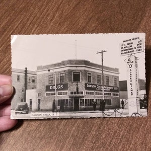carte postale vintage Dawson Creek BC Dawson Creek Pharmacie Médicaments 1957 Carte postale Canada Mile O Alaska Hi Way 50's Mid Century Travel Ephemera