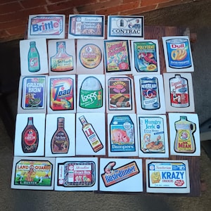 Peut inclure: Une collection d'étiquettes de produits vintage, présentant diverses marques et designs. Les étiquettes mettent en valeur une gamme de produits, notamment des crackers, du savon et des conserves. Les étiquettes sont rectangulaires et présentent des illustrations et du texte colorés.