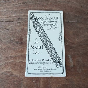 Op de afbeelding: Een zwart-witte advertentie voor Columbian Tape-Marked Pure Manila Rope voor gebruik door scouts. De advertentie toont een close-up van een touw met een knoop aan de bovenkant. De tekst "A Columbian Tape-Marked Pure Manila Rope for Scout Use" is in zwart op een witte achtergrond gedrukt. De bedrijfsnaam en het adres zijn onderaan de advertentie gedrukt.