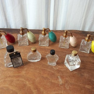 ESCOLHA A PARTIR DE Frascos de perfume em miniatura vintage Atomizadores coloridos, vidro e acrílico, tatuagem, Owen&#39;s Illinois Glass 20&#39;s - 50&#39;s Beauty Perfume