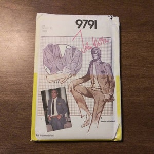 Può includere: Un modello di cucito vintage per una giacca da uomo, con un numero di modello 9791. Il modello include istruzioni per un blazer e un maglione. Il modello non è per uso commerciale.