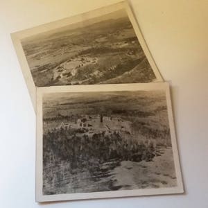 Fotos vintage Dos fotografías aéreas de cartón grueso negro y blanco de la prisión del campus escolar base militar de 40 papel efímera coleccionable