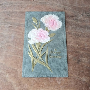 Antieke ansichtkaart reliëf pastel roze bloemen metallic goud gelukkige verjaardag begin 1900 vintage ephemera wenskaart