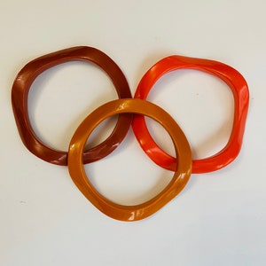 Vintage Plastic Bangle Bracelets Deadstock Wavy Stackable Beach Colors Coral Tan Cocoa Brown Warm 80s