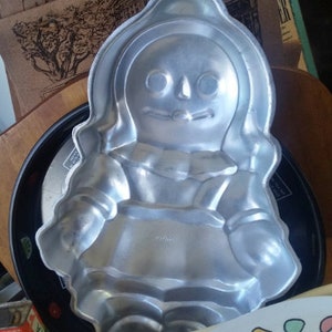 Vintage Cake Pan Birthday Cake Pan for Girl Wilton Toy Doll 1971 Raggedy Ann