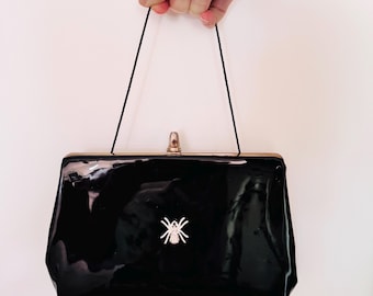 Borsa vintage in pelle verniciata nera con ragno, stile gotico, borsa da sera riciclata con strass e decorazioni a ragno.