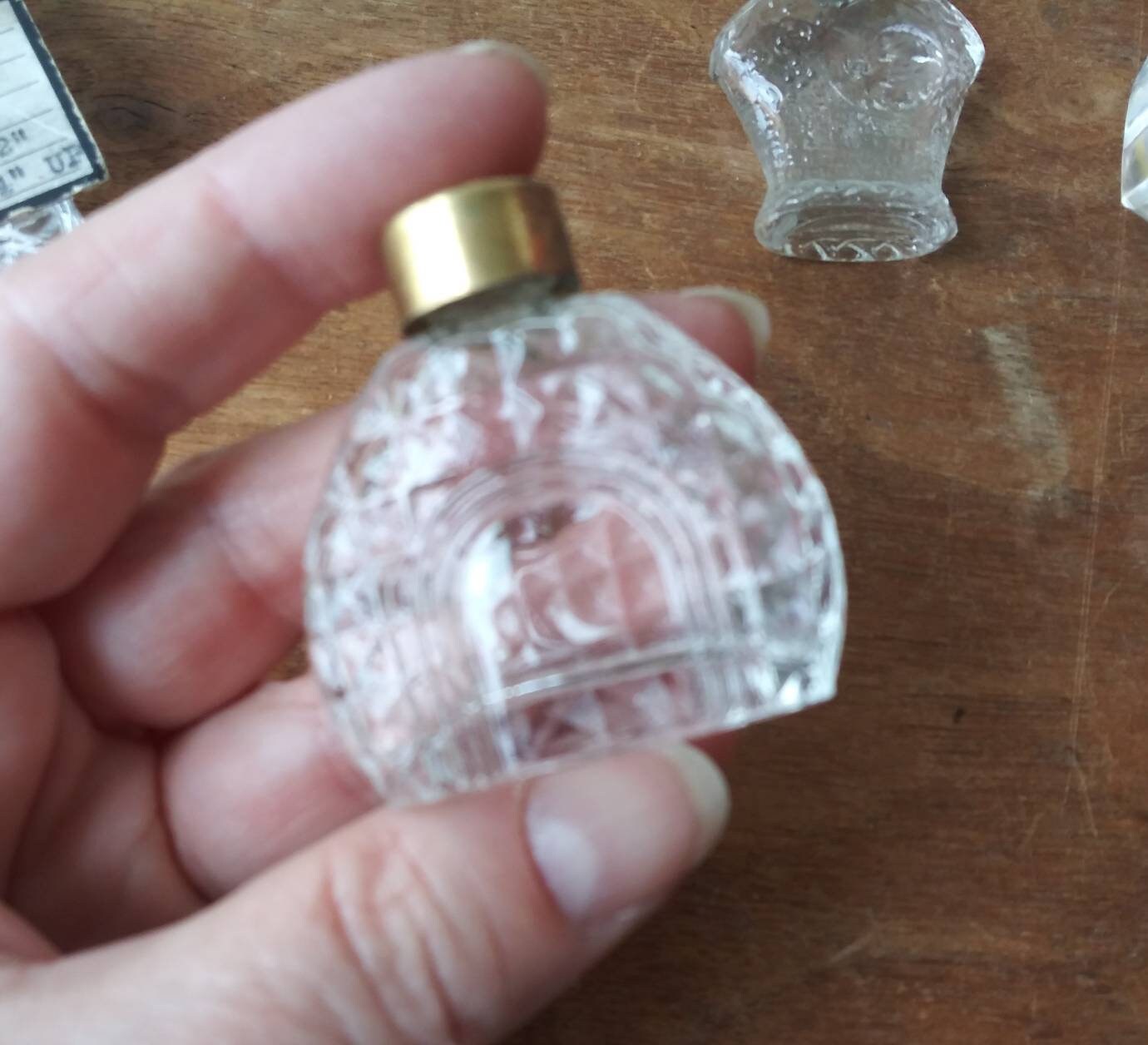 Alte Vintage Miniatur Duft oder Parfüm Flasche Korken Remover  Stockfotografie - Alamy