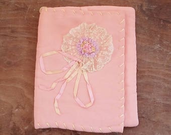 Bokomslag i vintagetyg, persikalaxfärgad spetsrosett, shabby chic-inredning från 1930-talet