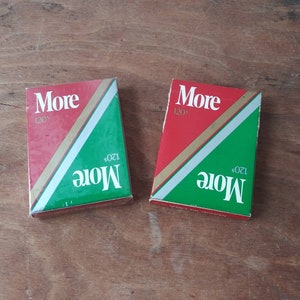 Dos tarjetas de juego vintage disponibles MÁS cigarrillos marrón larga cubierta de cigarrillos de cartas 90's Bar Decor Collectible Tobacciana