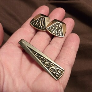 Vintage Cuff Links & Tie Clip Set Black and Silver Scrolls 60&#39;s 70&#39;s Mens Fashion Suit The Accessory