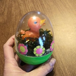 Vintage Osterspielzeug Küken in Plastik Osterei mit Far Out Blumen Aufkleber 60er Jahre Mid Century Kinder Osterkorb Spielzeug Osterdekoration Kitsch