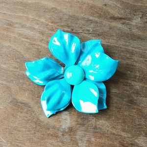 Vintage Aqua Emaille Blumen Brosche: Mid-Century Fashion Anstecknadel
