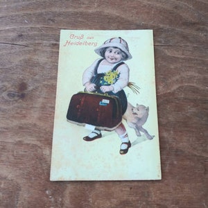 Antieke Duitse ansichtkaart Little Girl w Dog & Foldout Travel Posters in koffer Begin jaren 1900 Vintage Paper Efemera