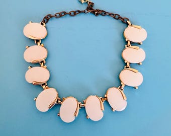 Collar vintage blanco termoplástico y dorado Leru firmado Verano en los Hamptons