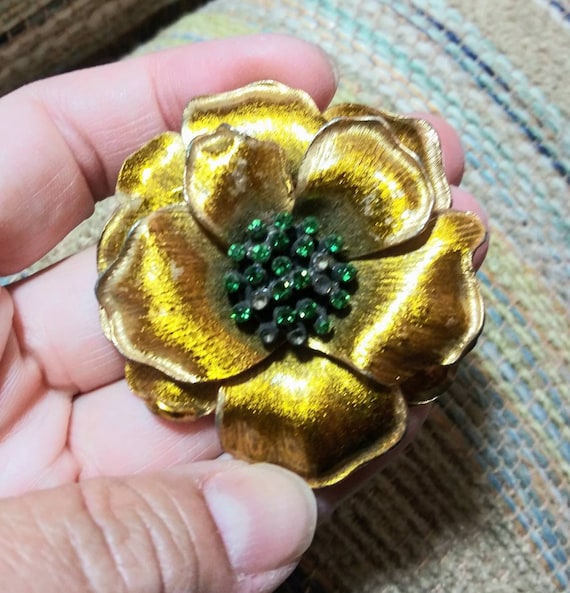 Vintage Brushed Gold Flower Brooch with Emerald Rhinestones