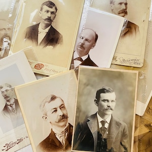 Cartões de Gabinete Antigos | Estilos de Bigode de Retratos Vitorianos Masculinos | Fotos Vitorianas de Homens | Fotografia de Homens Bigodudos de 1800