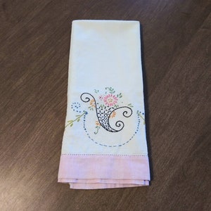 Toalha de chá vintage, linda toalha bordada à mão com cornucópia de flores e acabamento em linho rosa, decoração de cozinha dos anos 30 ou festa de chá