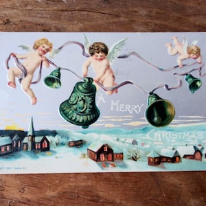 Postal de Navidad Antigua 1908 P. Sander NY Cherubs Angels Silver Sky Green Bells Over Church Town Scene Hollis NH Postmarked Leominster MA