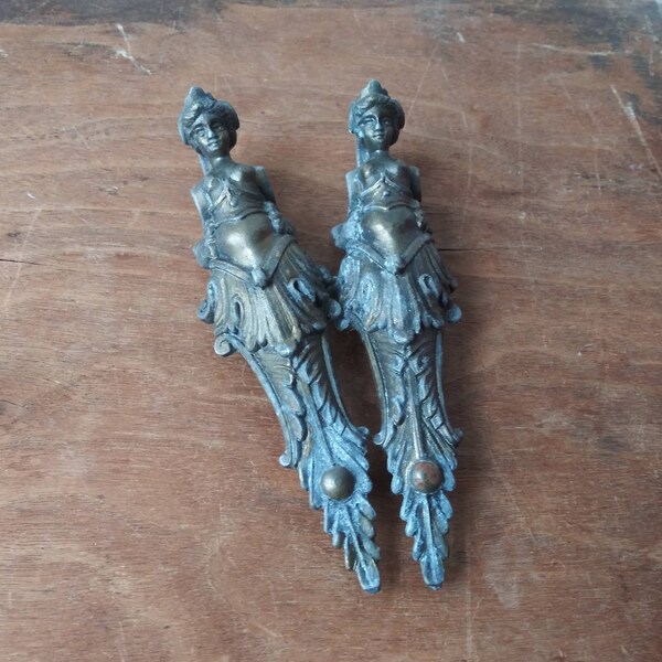 Conjunto de gabinete antiguo tira de la diosa griega w vestido adornado y hojas 20's 30's Furniture Handles Hardware