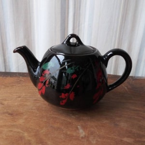 Tetera vintage Brown Betty, cerámica artística real canadiense, diseño floral rojo