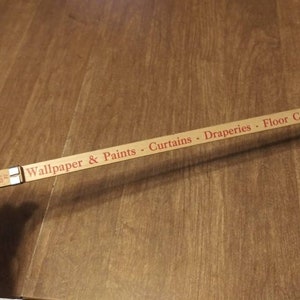 Vintage deslizante Yardstick Wood Liberty Ruler DeLisle's Leominster Fitchburg MA Cortinas de janela e persianas venezianas Publicidade de meados do século dos anos 50