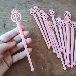Vintage Swizzle Stick Pastel Pink Princess Bermuda Travel Souvenir Fancy Bar Drinks Pink P Initial z koroną 60's Mid Century Cocktail