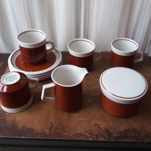 Mikasa Light n Lively Pottery: chocoladebruine en witte eetkamerstukken